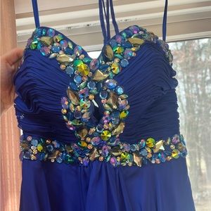 Gorgeous floor length gown. Perfect condition. Size 4.